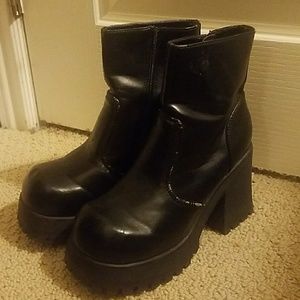 Cute 90s Size 6 Booties!